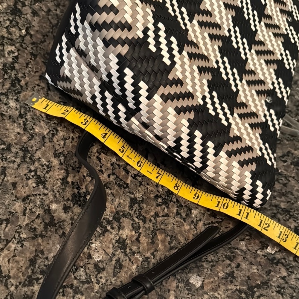 Calvin Klein woven Black taupe and White Chevron large Tote EUC - Picture 12 of 16